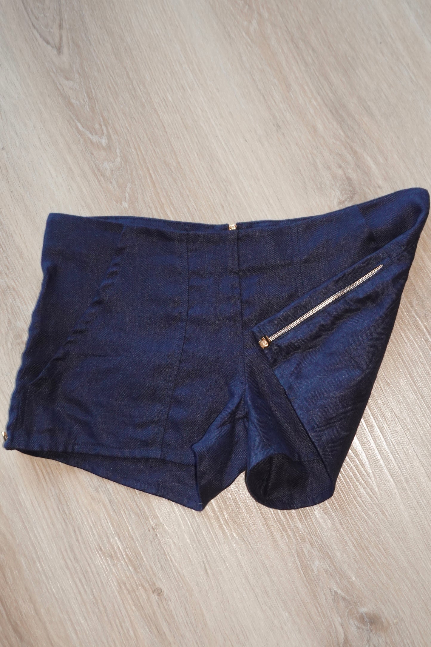 100% Capri - Navy Linen Shorts